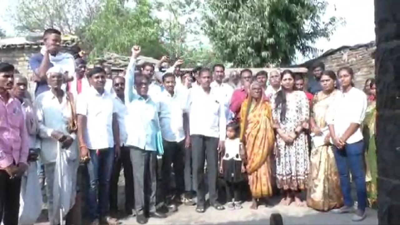 Nanded: देव्हाऱ्यासह सगळे देव सरकारच्या हवाली करणार असल्याची महादेव कोळी समाजाची भूमिका Nanded: देव्हाऱ्यासह सगळे देव सरकारच्या हवाली करणार असल्याची महादेव कोळी समाजाची भूमिका