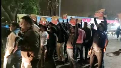 नोटीस झुगारली, वीज कर्मचाऱ्यांचा आधी शॉक नंतर निदर्शने; संपावर गेलेले वीज कर्मचारी एकवटले