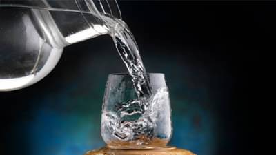 कमी पाणी पिणाऱ्या व्यक्ती लवकर होतात वृद्ध - संशोधनातून धक्कादायक माहिती समोर