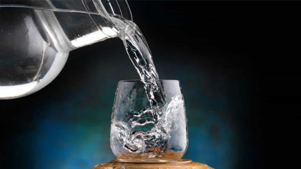 कमी पाणी पिणाऱ्या व्यक्ती लवकर होतात वृद्ध - संशोधनातून धक्कादायक माहिती समोर