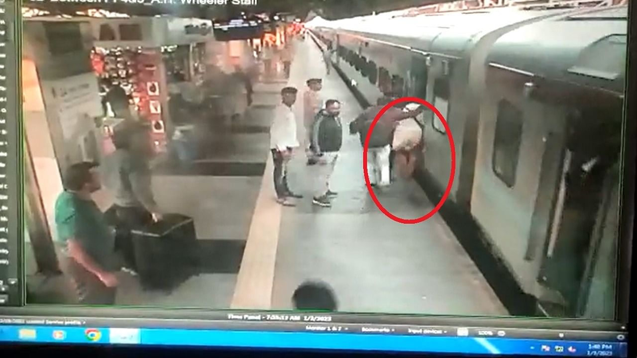 ट्रेन पकडतांना आईचा तोल गेला, मुलीने किंचाळी ठोकली, नंतर जे घडलं ते पाहून अंगावर काटाच येईल, CCTV