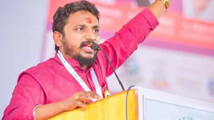 पवार, आव्हाडांविरोधात बोलला आता 'औरंगजेबजी' म्हणालात; माफी मागा, अन्यथा... : अमोल मिटकरी पवार, आव्हाडांविरोधात बोलला आता 'औरंगजेबजी' म्हणालात; माफी मागा, अन्यथा... : अमोल मिटकरी