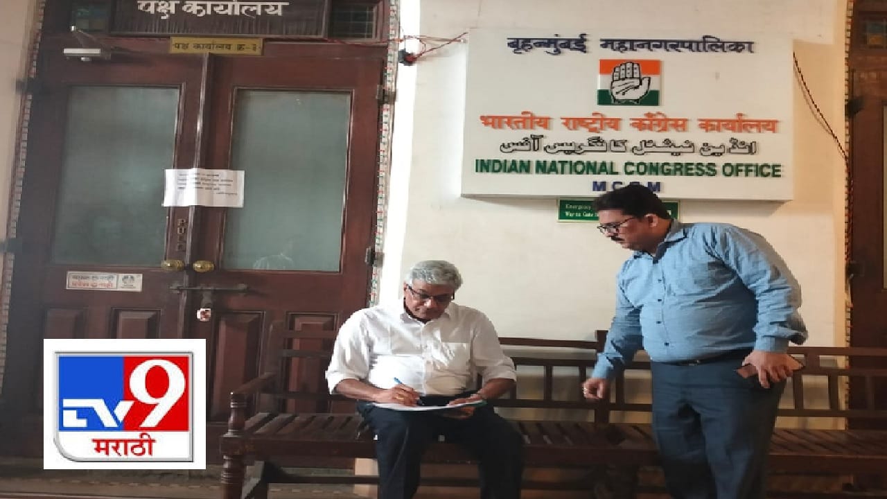 शिंदे-ठाकरे गटाच्या वादाचा 'असा'ही फटका, पालिकेतील पक्ष कार्यालये आली बाकड्यांवर शिंदे-ठाकरे गटाच्या वादाचा 'असा'ही फटका, पालिकेतील पक्ष कार्यालये आली बाकड्यांवर