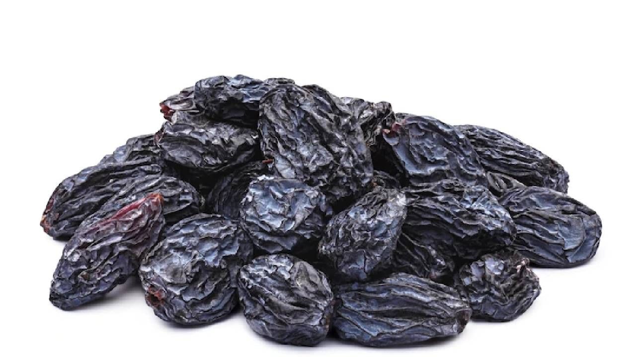 मनुका : मुलांना बरेच दिवस बद्धकोष्ठतेचा त्रास होत असेल तर त्यांचे पोट साफ करण्यासाठी तुम्ही मनुकांचा वापर करू शकता. मुलांना रोज भिजवलेल्या मनुका खायला द्याव्यात. त्यामध्ये असलेल्या तत्वांमुळे लवकर आराम मिळतो. 