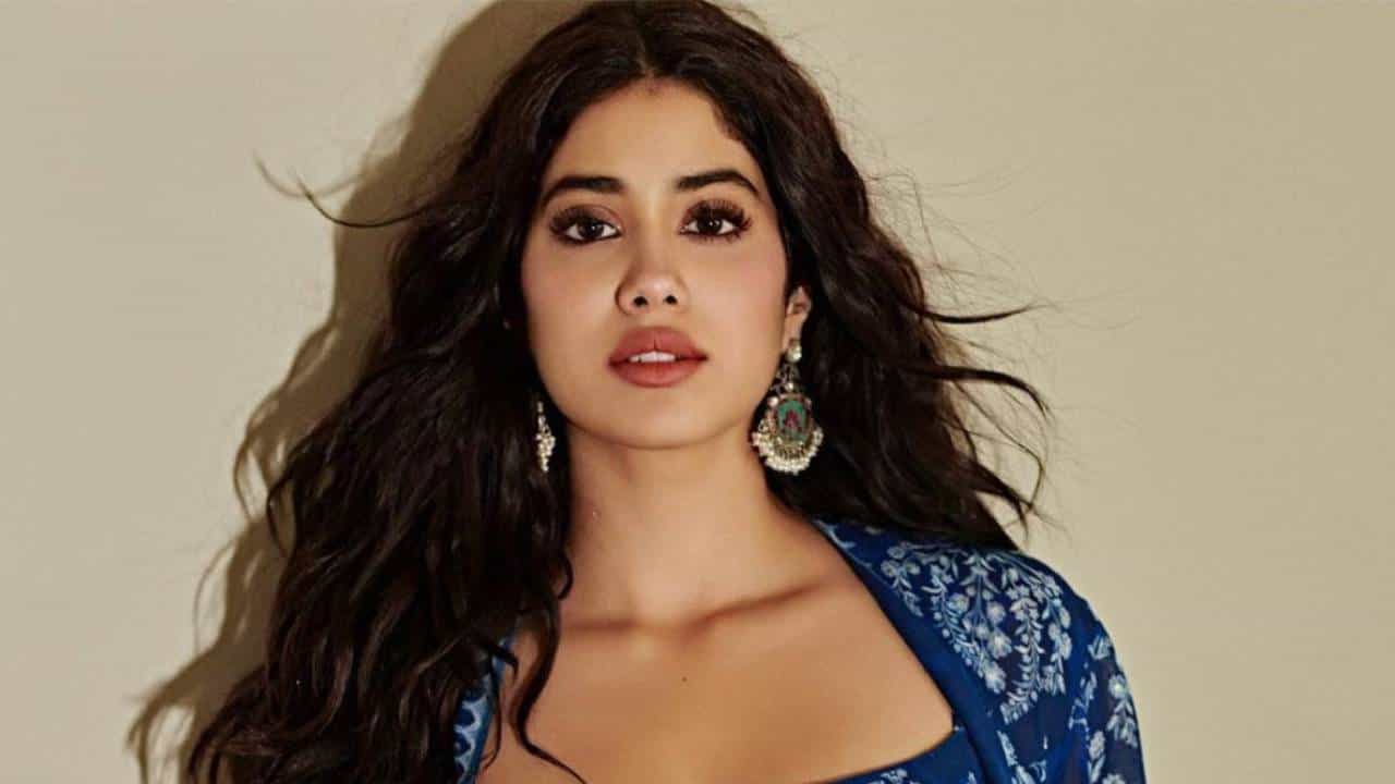 Janhvi Kapoor | बॉयफ्रेंडसोबत फॅमिली फंक्शनमध्ये जाताना जान्हवी कपूर स्पॉट, कॅमेरा बघताच...
