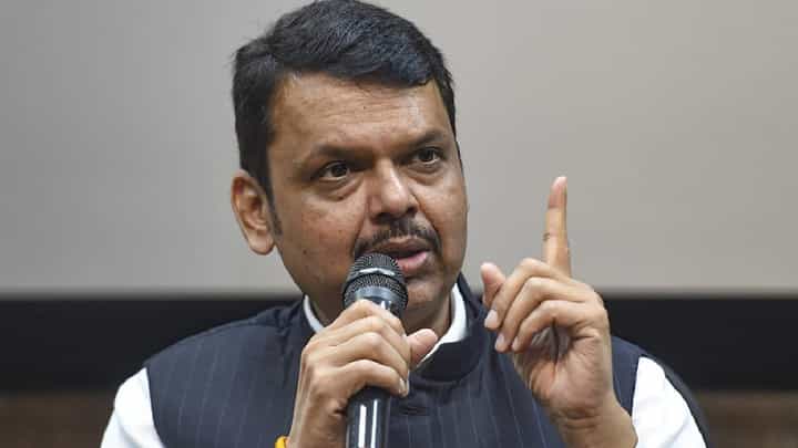 छत्रपती संभाजी महाराजांवरून फडणवीस यांचा अजित पवार यांच्यावर घणाघात; म्हणाले, ते धर्मवीरच छत्रपती संभाजी महाराजांवरून फडणवीस यांचा अजित पवार यांच्यावर घणाघात; म्हणाले, ते धर्मवीरच
