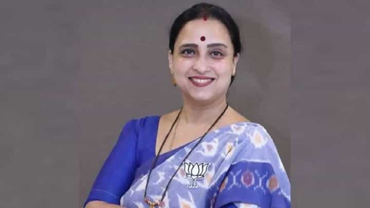 अंगावर नगन्य कपडे घालून म्हणत पुन्हा एकदा चित्रा वाघ उर्फी जावेद वर भडकल्या अंगावर नगन्य कपडे घालून म्हणत पुन्हा एकदा चित्रा वाघ उर्फी जावेद वर भडकल्या