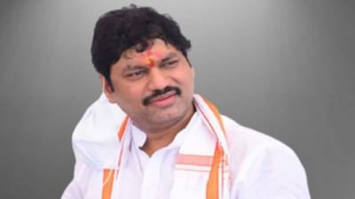 धनंजय मुंडे यांच्यावर मुंबईत उपचार, सोलापुरात चाहत्यानं घातलं सिद्धरामेश्वराला दंडवत