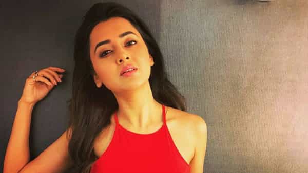 टीव्ही अभिनेत्री तेजस्वी प्रकाश तिच्या लाईफस्टाईलमुळे चर्चेत असते. बिग बाॅस 15 मधून तेजस्वीला खरी ओळख मिळालीये. विशेष म्हणजे तेजस्वी ही बिग बाॅस 15 ची विजेती देखील आहे.