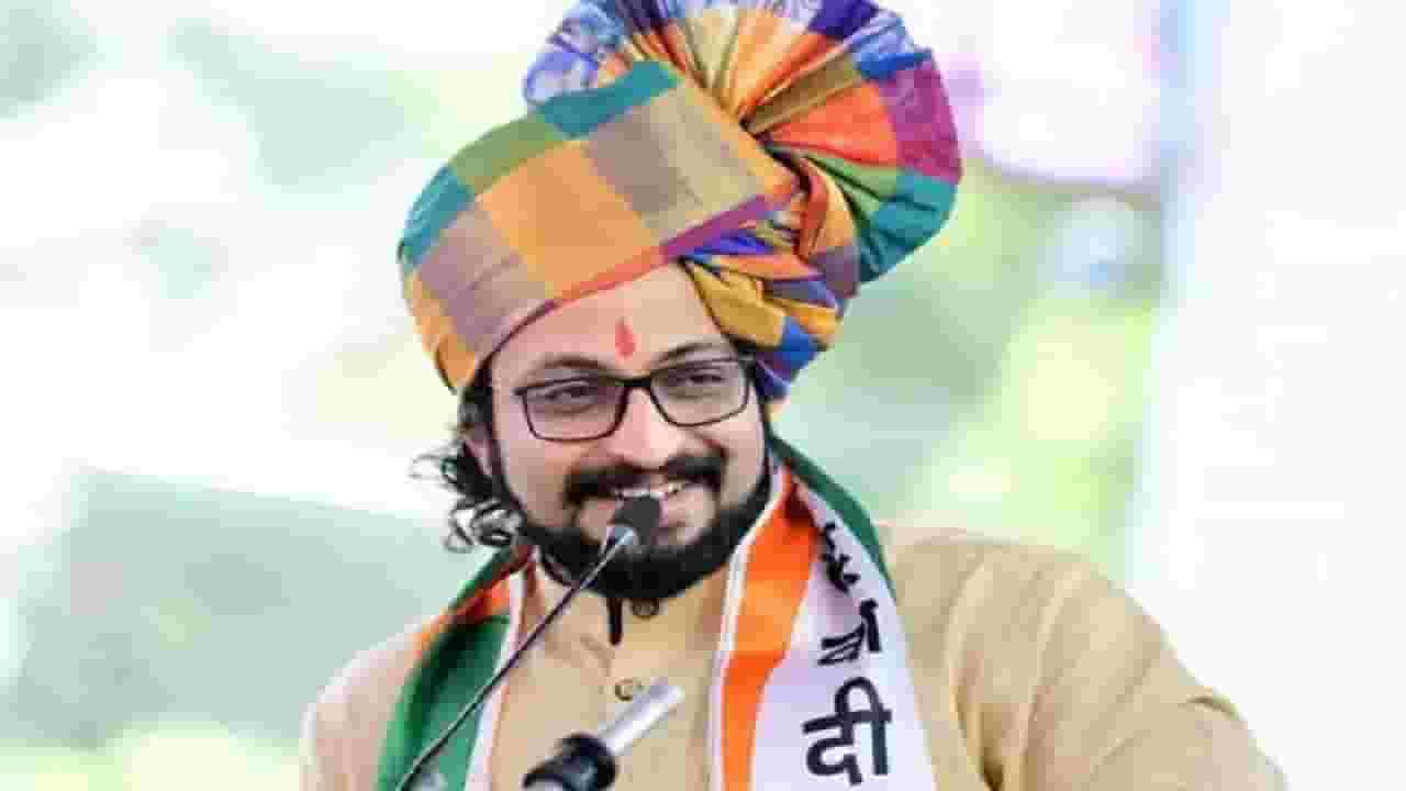 पक्षाच्या बैठकीला गैरहजर, शिंदेंच्या बैठकीला उपस्थित; अमोल कोल्हे यांनी काय स्पष्टीकरण दिलं? पक्षाच्या बैठकीला गैरहजर, शिंदेंच्या बैठकीला उपस्थित; अमोल कोल्हे यांनी काय स्पष्टीकरण दिलं?