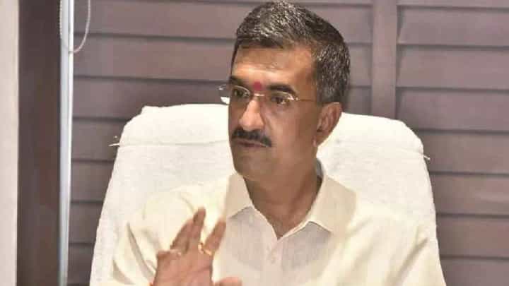 संजय राऊत आता फक्त काँग्रेसमध्ये जायचेच बाकी, कोणी केला राऊतांवर हल्लाबोल संजय राऊत आता फक्त काँग्रेसमध्ये जायचेच बाकी, कोणी केला राऊतांवर हल्लाबोल