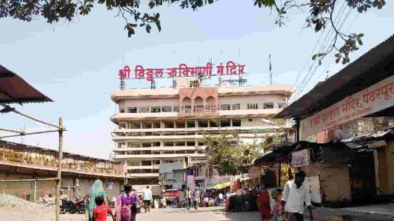 विठुरायाच्या दान पेटीत चक्क बनावट दागिने, वर्षभरात कोट्यावधी रुपयांचे दानही