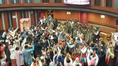 दिल्लीत राडा; महापौर निवडणुकीत धक्काबुक्की, AAP आणि भाजप आमने-सामने, काय घडतंय?