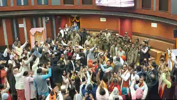 दिल्लीत राडा; महापौर निवडणुकीत धक्काबुक्की, AAP आणि भाजप आमने-सामने, काय घडतंय?