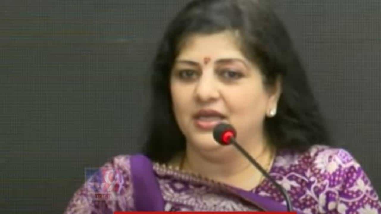 उर्फी प्रकरणावर राज ठाकरे यांच्या पत्नी शर्मिला ठाकरे यांची एका वाक्यात प्रतिक्रिया; म्हणाल्या...