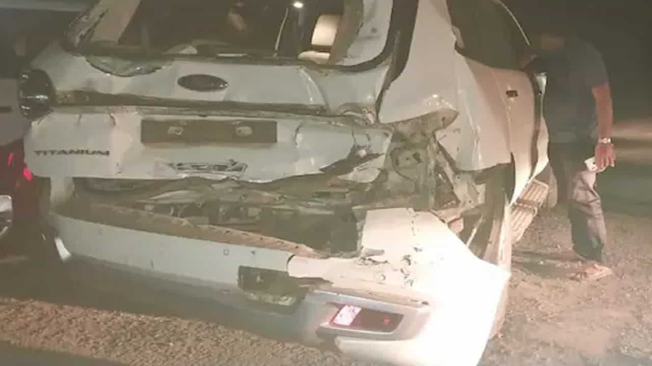 Breaking News : शिंदे गटाच्या आमदाराच्या गाडीला अपघात, डम्परची धडक