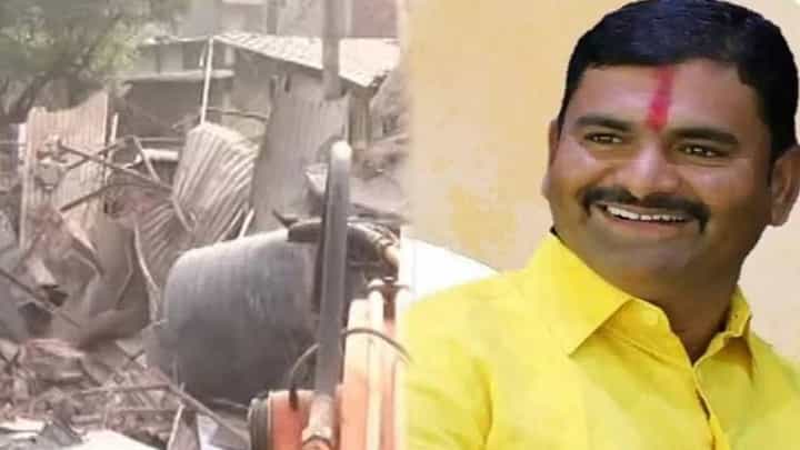 video : सांगली-मिरजेत 4 हॉटले पाडल्याप्रकरणी Brahmanand Padalkar यांच्यासह 100 जणांवर गुन्हा दाखल video : सांगली-मिरजेत 4 हॉटले पाडल्याप्रकरणी Brahmanand Padalkar यांच्यासह 100 जणांवर गुन्हा दाखल