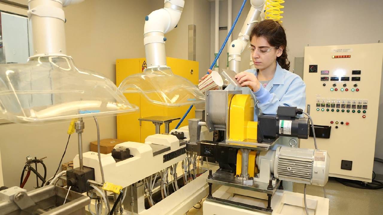 प्लास्टिक टेक्नॉलॉजीमध्ये B.Tech! या क्षेत्रात रोजगाराची कमी नाही, वाचा