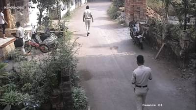 VIDEO | बहुरूपीच्या वेशात फिरणाऱ्या व्यक्तीमुळे वसईत संशयाचे वातावरण, पाहा व्हिडीओ