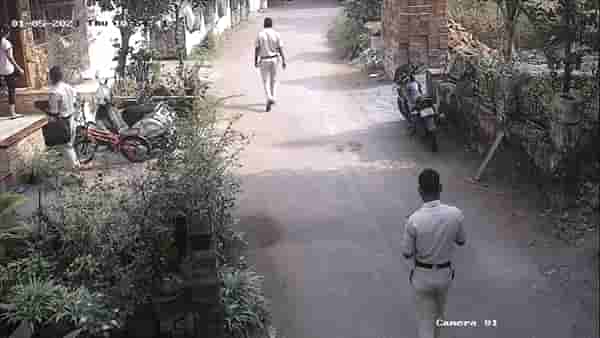 VIDEO | बहुरूपीच्या वेशात फिरणाऱ्या व्यक्तीमुळे वसईत संशयाचे वातावरण, पाहा व्हिडीओ