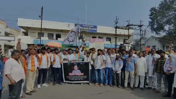 ग्रामविकास मंत्री गिरीश महाजन यांच्याविरोधात महाविकास आघाडी आक्रमक झाली आहे. त्यांच्या राजीनाम्याची मागणी करण्यात येत आहे.