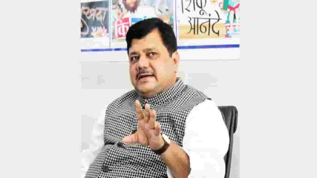 उद्धव ठाकरे मुख्यमंत्री असतानाही वडिलांचे तैलचित्र लावू शकले नाहीत, प्रवीण दरेकर यांचा निशाणा