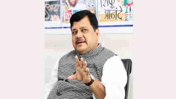उद्धव ठाकरे मुख्यमंत्री असतानाही वडिलांचे तैलचित्र लावू शकले नाहीत, प्रवीण दरेकर यांचा निशाणा