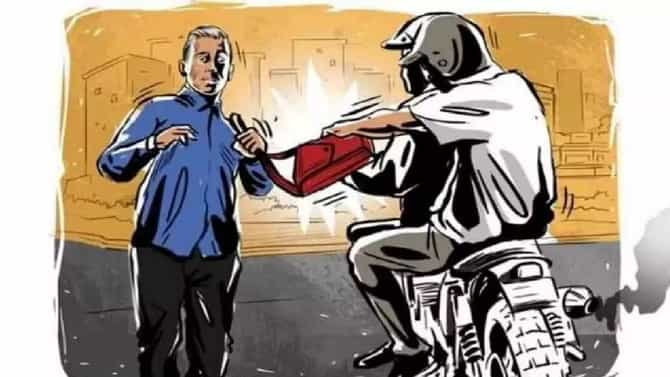 मालकाचे पैसे खात्यात जमा करायला चालला होता दिवाणजी, अज्ञात इसमांचा सीआयडी असल्याचे सांगत पैसे घेऊन पोबारा