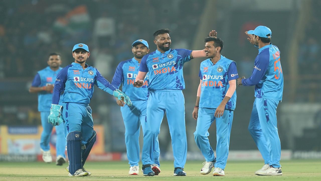 WATCH: Hardik Pandya wins hearts, gifts his India t-shirt to New Zealand's  bus driver