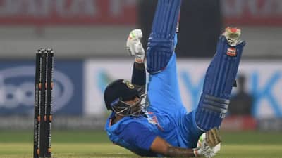 Suryakumar Yadav : स्पिन खेळणं विसरले? सूर्यकुमार यादवला टाकली मेडन ओव्हर, काहीच नाही करता आलं