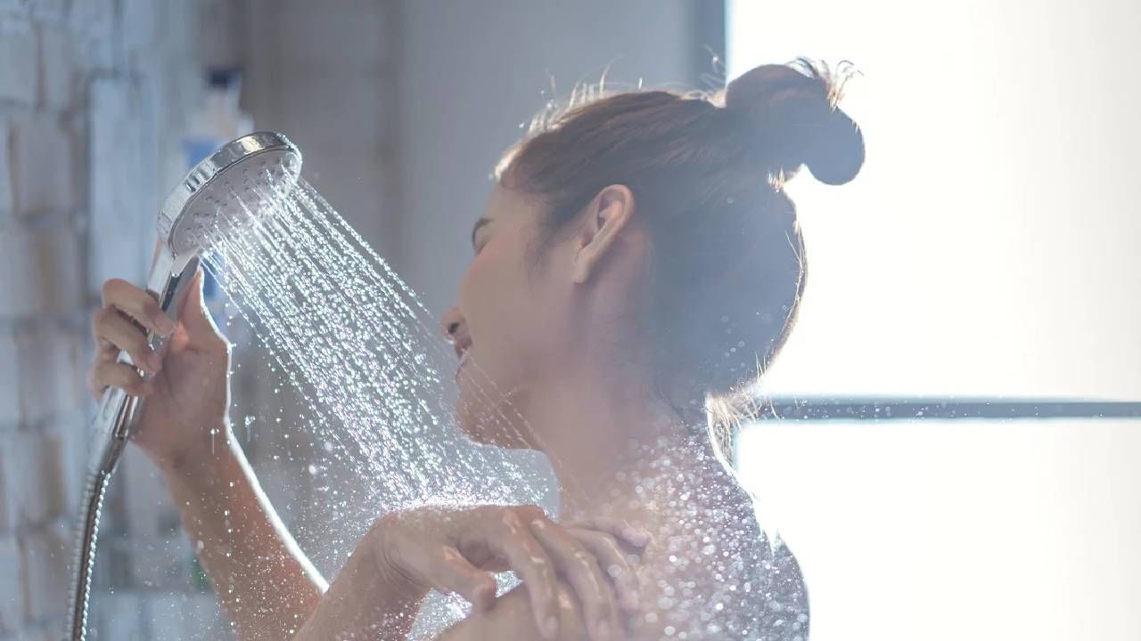 Hot Water Bath: तुम्ही देखील करत असाल कडक गरम पाण्यानी आंघोळ, तर जाणून घ्या त्याचे परिणाम