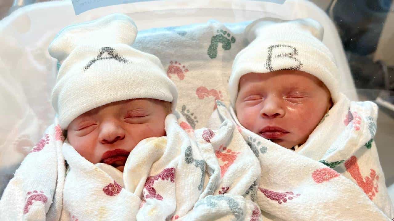 जुळी मुलं! वेळ वेगळी, दिवस वेगळे, वर्षं वेगळे... कसं? असं!