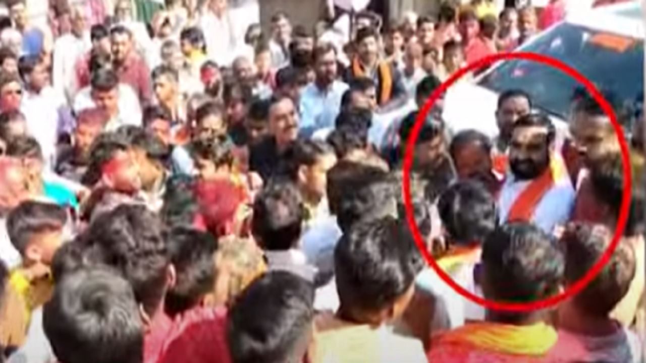 संतोष बांगर यांनी आपल्याच समर्थकाच्या कानशिलात लगावली, नेमका वाद का उफाळला? संतोष बांगर यांनी आपल्याच समर्थकाच्या कानशिलात लगावली, नेमका वाद का उफाळला?