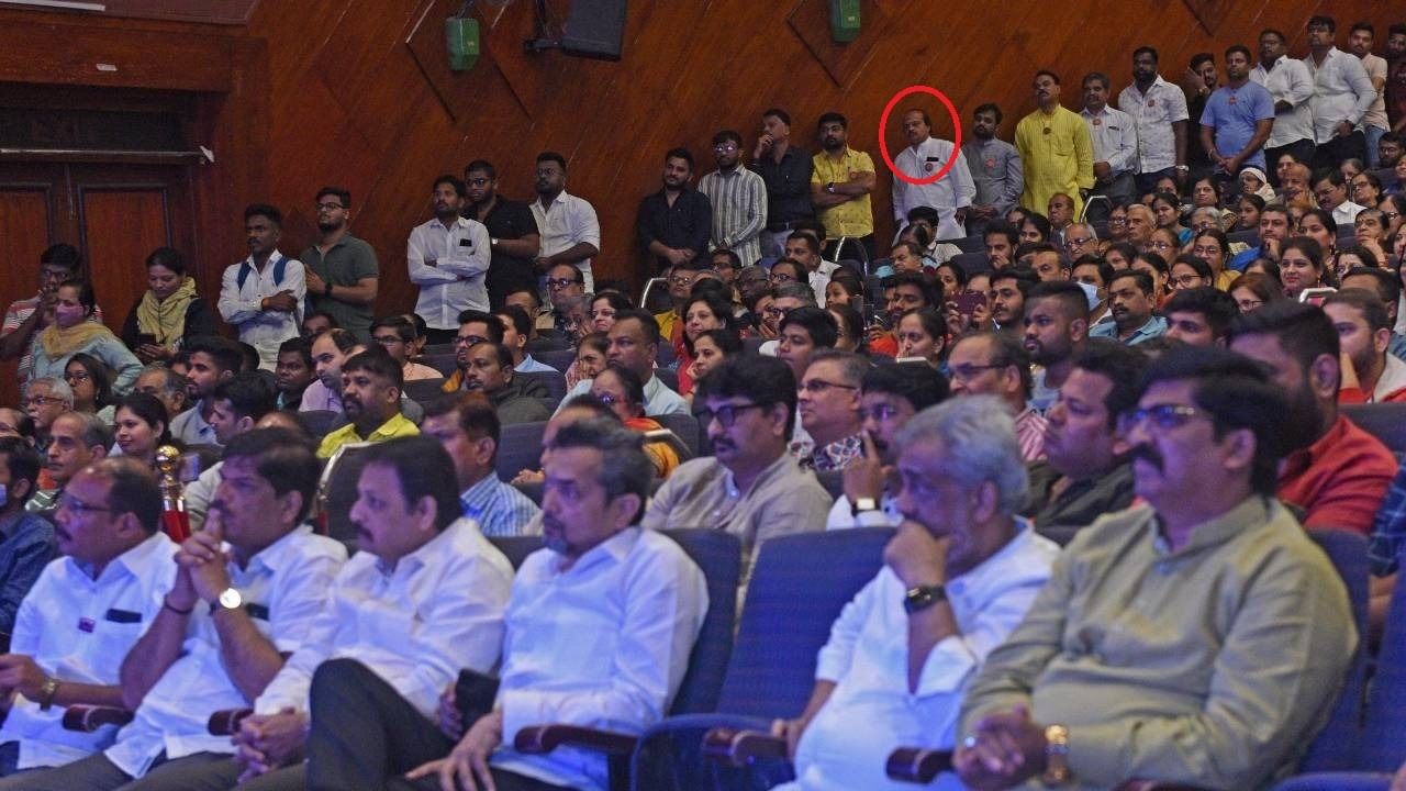 अवहेलना सुरूच? राज ठाकरे यांच्या कार्यक्रमात वसंत मोरे तासभर उभेच; असं काय घडलं? अवहेलना सुरूच? राज ठाकरे यांच्या कार्यक्रमात वसंत मोरे तासभर उभेच; असं काय घडलं?
