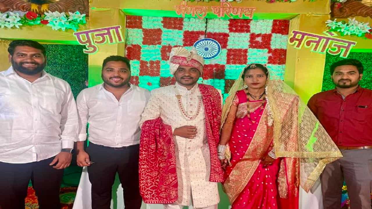 चंद्रकांत पाटील यांच्यावर शाईफेक करणाऱ्या समता सैनिक दलाचा सैनिक मनोज गरबडे काल विवाहबंध झाला. त्याच्या लग्नाचे फोटो समता सैनिक दलाच्या कार्यकर्त्यांनी सोशल मीडियावर व्हायरल केले आहेत.