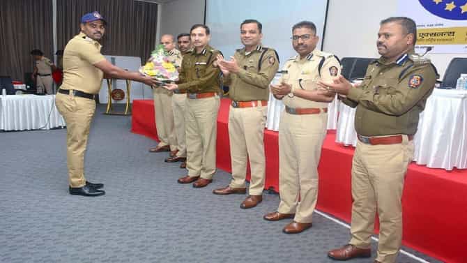 कोयता गॅंगची दहशत मोडीत काढणाऱ्या पोलिसांना रिवॉर्ड, सोशल मीडियावर दोघही झाले हिरो
