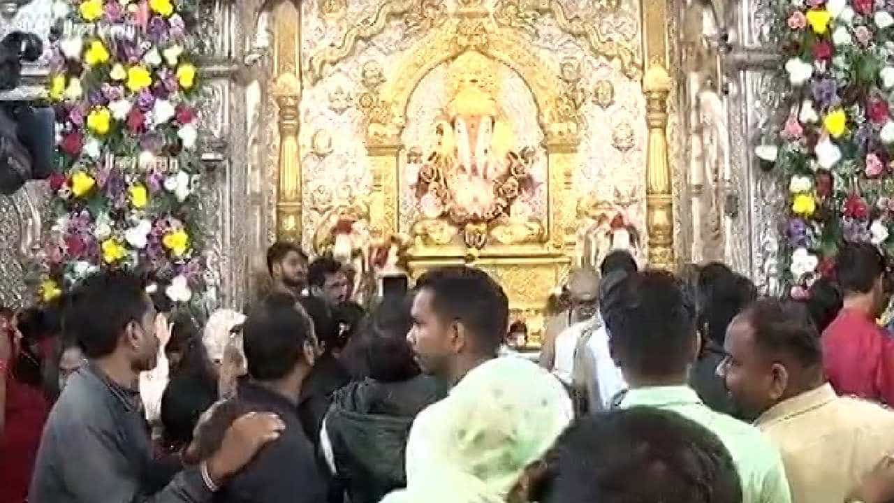 नवीन वर्षातील पहिली अंगारकी चतुर्थी, दगडूशेठ हलवाई गणपतीच्या दर्शनासाठी मोठी गर्दी