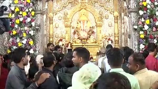 नवीन वर्षातील पहिली अंगारकी चतुर्थी, दगडूशेठ हलवाई गणपतीच्या दर्शनासाठी मोठी गर्दी