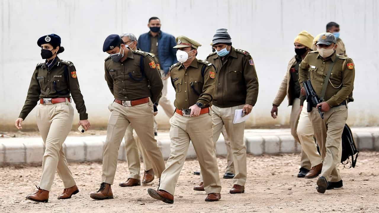 नवजात अर्भकाला आईने बाथरूमच्या खिडकीतून फेकले, कारण समजताचं पोलिसांनी....