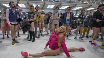 Viral News: महिलांसह पुरुषांचा पॅंट न घालता ट्रेनमधून प्रवास, जाणून घ्या असा प्रवास का केला ?