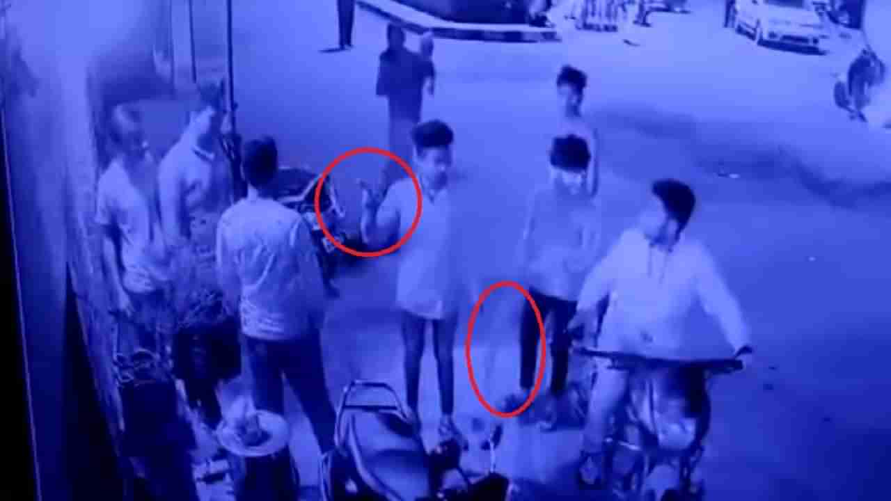 CCTV नाशिकमध्ये लाठ्या काठ्यांनी मारहाण, अंबड परिसरात गावगुंडाची दहशत कायम, पोलीस कारवाई कधी करणार?