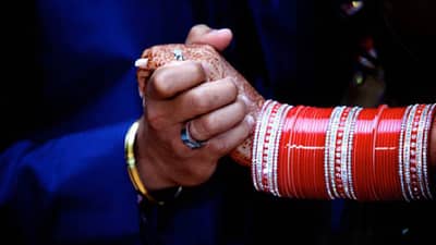 बायको फोनवर बोलत नाही, सुट्टी द्या! पत्नीचा रुसवा काढायला शिपायाचं SSP ला पत्रं