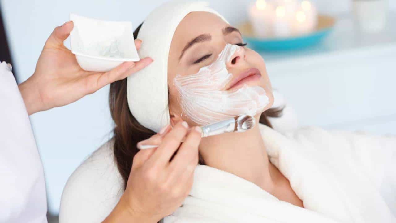 झोपेची कमतरता, ताण, खाण्या-पिण्याच्या चुकीच्या सवयी आणि प्रदूषणाचा वाईट परिणाम त्वचेवर होतो. थंडीत निर्दोष आणि चमकदार त्वचेसाठी तुम्ही आयुर्वेदिक स्किन केअर टिप्स देखील फॉलो करू शकता. हे त्वचेशी संबंधित समस्या जसे की डाग, बारीक रेषा आणि सुरकुत्या इत्यादीपासून मुक्त होण्यास मदत करू शकते.