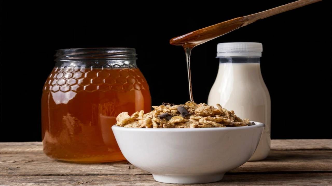 ओट्स आणि मध - एका भांड्यात 2 चमचे ओटमील पावडर घ्या. त्यात थोडे मध आणि कच्चे दूध घाला. हे मिश्रण चेहऱ्यावर लावा. काही वेळाने चेहरा धुवा.
