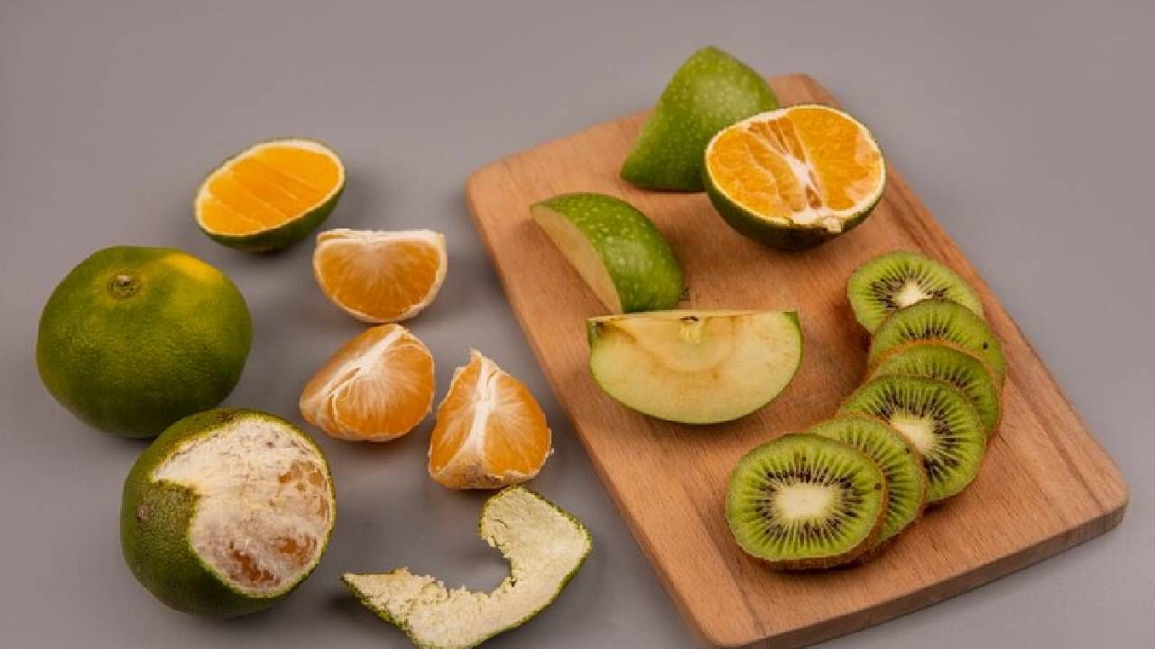 हायड्रेटेड फळं आणि भाज्या :  तुम्ही स्वत:च्या आणि मुलांच्या आहारात अशी फळं आणि भाज्यांचा समावेश करा , ज्यामध्ये पाण्याचे प्रमाण जास्त असते. संत्रे, किवी अशी फळं हायड्रेशनचा उत्तम स्त्रोत ठरतात. 