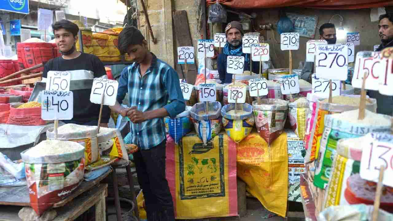 Pakistan Inflation: महागाईने होरपळणाऱ्या पाकिस्तानमध्ये पारलेजी बिस्कीट कितीला मिळतयं?