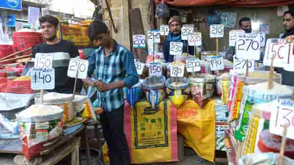 Pakistan Inflation: महागाईने होरपळणाऱ्या पाकिस्तानमध्ये पारलेजी बिस्कीट कितीला मिळतयं?