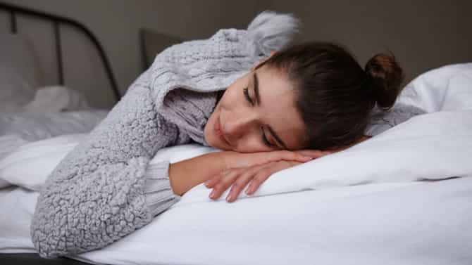 Wearing Sweater At Night is Dangerous: तुम्हीही रात्री स्वेटर घालून झोपता का ? झोपेतच व्हाल या आजाराचे शिकार