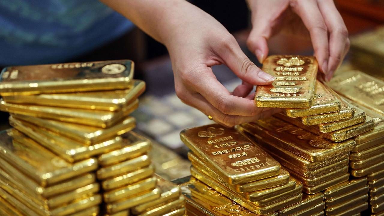 Gold Silver Rates Today : खूशखबर! सोने-चांदीच्या किंमतीत झाली घसरण, खरेदीची करा लगबग