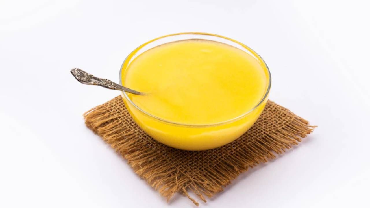 तूप : तूप हे केवळ आरोग्यासाठीच फायदेशीर नव्हे तर त्वचेसाठी त्याचा वापर फायदेशीर ठरतो. ओठ फाटले असतील तर रात्री झोपण्यापूर्वी ओठांना तूप लावून थोडा वेळ बोटांनी मसाज करावा. दुसऱ्या दिवशी सकाळी थोडा फरक दिसून येईल.